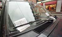 En giro i vinduet med gebyr for feilparkering kan bli resultatet for de som parkerer ulovlig. (Foto: Scan-Foto: Erik Johansen)