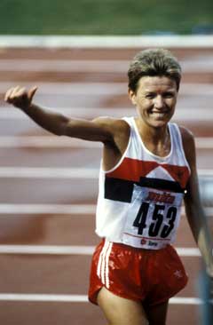 Ingrid Kristiansen jublet etter seieren på 10.000 meter i Roma-VM. (Foto: Per Løchen NTB / Scanpix)