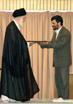 Irans nye president Mohammad Ahmadinejad vart i dag innsett av den mektigaste mannen i landet, ayatolla Ali Khaminei. (Foto: Reuters/Scanpix)