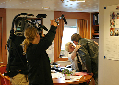 Fotograf Anders Leines og producer Anneli Frølich følgjer 1. maskinist Tormod Sandakers avskjed med sine kollegaer på Midnatsol under innspelinga av Hurtigruten 365.