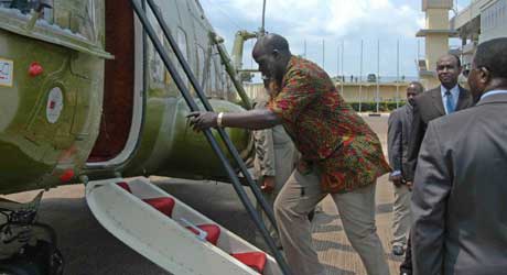 Det siste bildet av John Garang. Her går han om bord i helikopteret som styrtet (Scanpix/AFP)
