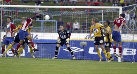 Atle Roar Håland (delvis skjult) header ballen i eget mål. (Foto: Alf Ove Hansen / SCANPIX)