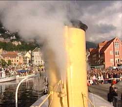 «...med pipa so let...» Pipa på ein av dei 30 båtane som danna instrumentet i Bergen. Foto: NRK