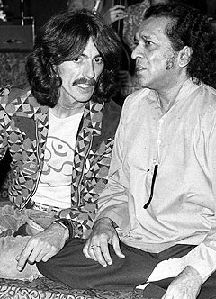 George Harrison sammen med Ravi Shankar i 1974. Foto: AP Photo / Scanpix.