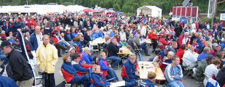 Rundt 5000 tilskuere fulgte gårsdagens kvalifisering til kongelaget på skytterarenaen i Lesja(Foto:Joar Elgåen/NRK)