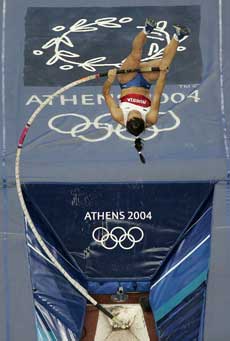 Jelena Isinbajeva fra Aten-OL. (Foto: AP / SCANPIX)