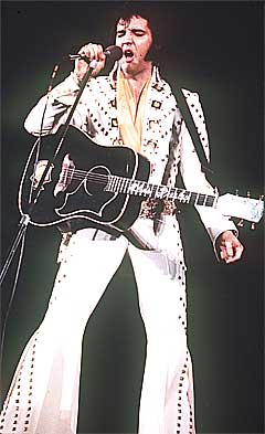 Liam hvem? Elvis Presleys karriere går så det griner snart 28 år etter hans død. Foto: Scanpix.