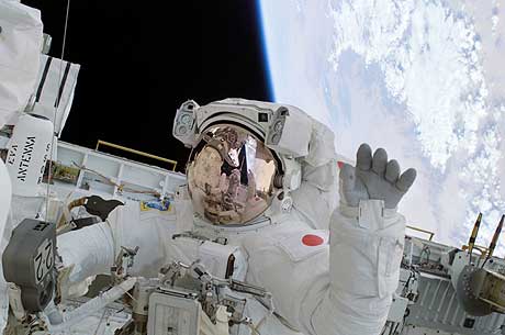 Astronauten Soichi Noguchi vinker under sin ”space walk”. (Foto: Reuters/Scanpix)