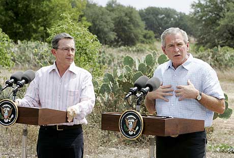 Colombias president Alvaro Uribe og USAs president George W. Bush på ranchen i Texas. (Foto: AP/Scanpix)