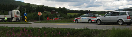 Politiet dirigerer trafikken forbi ulykkesstedet.(Foto:Kristian Lium) Politiet dirigerer trafikken forbi ulykkesstedet.(Foto:Kristian Lium)