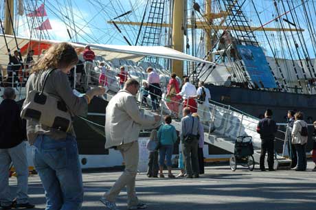 Verdens nest største seilskip, Kruzenshtern, gjestet Tall Ships Races. Skipet var veldig populært blant de besøkende. (Foto: Rune Fredriksen, NRK)