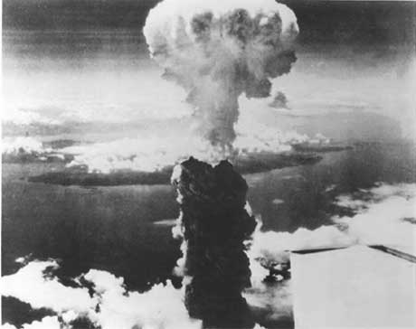 Bilde av atomskyen over Hiroshima 6. august 1945 (Foto: Scanpix/AFP/US Air Force)