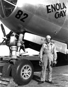 Løytnant Paul Tibbets foran flyet "Enola Gay". (Foto: Scanpix)