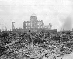 Hele Hiroshima lå i ruiner. På bildet er det som er igjen av byens teater. (Foto: Scanpix/AP/ S. Troutman)