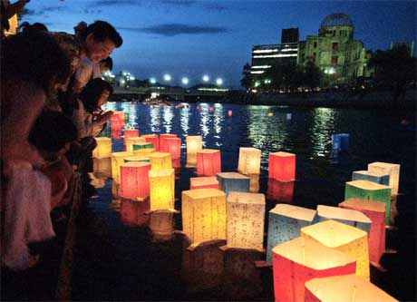 Langs elvene i Japan tennes små lanterner som inneholder bønner for fred i minnemarkeringen av Hiroshima-katastrofen (Foto: Scanpix/AP)
