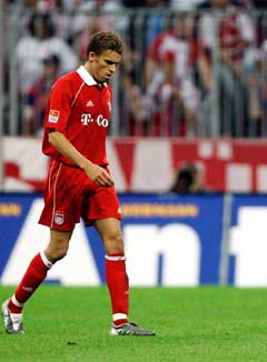 Bayerns franske forsvarer Valerien Ismael ble utvist to minutter før pause. (Foto: Reuters/Scanpix)