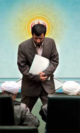 Irans nye president Mahmoud Mhmadinejad vart teken i eid i dag. (Foto: AP/Scanpix)