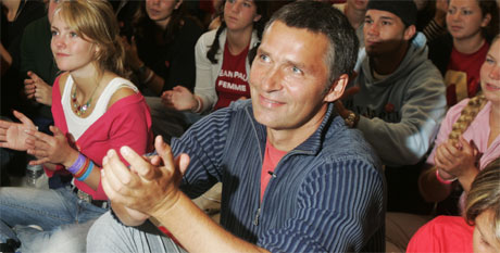 AP-leder Jens Stoltenberg lovte gratis skolebker til alle elever i den videregende skolen i sin tale under Aufs sommerleir p Utya lrdag. Foto: Scanpix