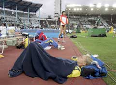 Kajsa Bergqvist tok det med ro mellom hoppene i kvalifiseringen. (Foto: AP/Scanpix) Kajsa Bergqvist tok det med ro mellom hoppene i kvalifiseringen. (Foto: AP/Scanpix)