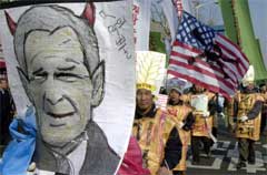 Bush sin uttalelse om land han mente tilhørte "ondskapen akse" utløste store anti-amerikanske protester. (Foto: Scanpix/AP/Y. Jai-Hyoung) 