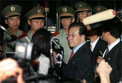 Den nord-koreanske vise utenriksministeren Kim Kye-gwan møter pressen under seksmannssamtalene vedrørende landets atomvåpenprogram. (Foto: Scanpix/Reuters/J.Lee.)