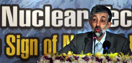 Irans parlamentariske leder Gholomali Haddadadel snakker på en konferanse om irans atom-teknologi. (Foto:Scanpix/AP/H. Sasrbakhshian)