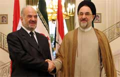 Iraks statsminister Ibrahim al-Jafaari og Irans tidligere president Mohammad Khatami tar hverandre i hånden på et møte den 17. juli i år. (Foto: Scanpix/AP/V. Salemi) 