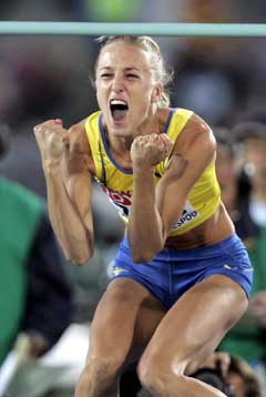 Kajsa Bergqvist jublet etter å ha gått over 2,02. (Foto: AP/Scanpix) Kajsa Bergqvist jublet etter å ha gått over 2,02. (Foto: AP/Scanpix)