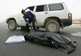 En politimann i Irak ved to drepte kolleger. Foto: Scanpix/Ali Jasim, Reuters.