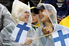 To finske tilskuere tok regnet med godt humør. (Foto: Reuters/Scanpix)