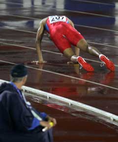 Tittelforsvarer Felix Sanchez falt i finalen. (Foto: Reuters/Scanpix)