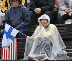 En finsk supporter trosset elementene for å se kvalifiseringen på 400 meter hekk onsdag. (Foto: AFP/Scanpix) En finsk supporter trosset elementene for å se kvalifiseringen på 400 meter hekk onsdag. (Foto: AFP/Scanpix)