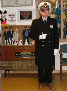 Jan P. Krogh med vaktuniform på Tegneseriemuseet (Foto: Marius Alstedt)