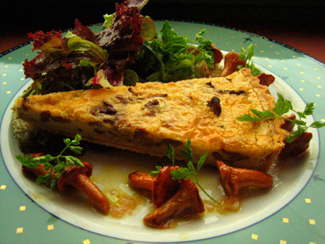 Easy as pie: Terten serveres med vinaigrette av sesongfriske kantareller. Foto: Elizabeth Higson, NRK Easy as pie: Terten serveres med vinaigrette av sesongfriske kantareller. Foto: Elizabeth Higson, NRK