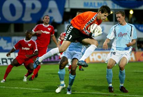 FC Thuns keeper Eldin Jacupovic redder en ball foran Malmö-spillerne. (Foto: AFP/Scanpix)
