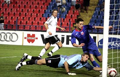 Ballen sniker seg inn i hjørnet og Thorstein Helstad scorer mot Steaua Bucuresti (Foto: Scanpix/Gorm Kallestad)   