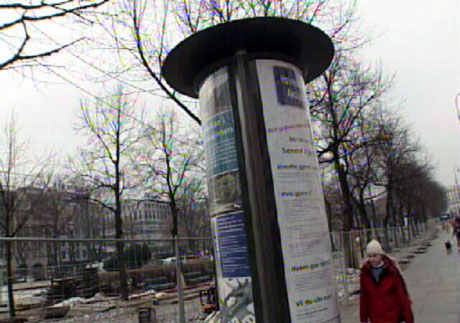 Mange har markert motstand mot de fire meter høye, opplyste reklametårnene. Foto: NRK