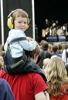 Øyafestivalen i Oslo åpnet torsdag. Det svenske bandet Moneybrother dro det hele i gang. Høyt spilte de også. Foto: Bjørn Sigurdsøn, Scanpix.