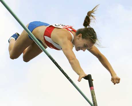 Jelena Isinbajeva går over 5,01 meter. (Foto: AP/Scanpix)