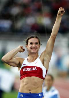 Jelena Isinbajeva jubler over verdensrekord og VM-gull. (Foto: Reuters/Scanpix)