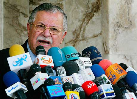 Mange ville høre president Jalal Talabani da han utalte seg til pressen i går. (Foto: AP/Scanpix)