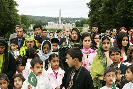 I Oslo feiret pakistanere dagen med barnetog fra Frognerparken til Pakistans ambassade på Frogner. (Foto: Heiko Junge / Scanpix)