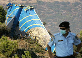 En gresk politimann vokter det styrtede flyets hale. Foto: Reuters/Scanpix