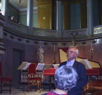 Festivalsjef Arve Tellefsen ønsker velkommen til Slottskapellet (foto: NRK)