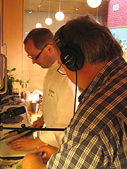 Tron Soot-Ryen og Inge Johnsen lager purresalat. Foto: Per Kristian Johansen, NRK Tron Soot-Ryen og Inge Johnsen lager purresalat. Foto: Per Kristian Johansen, NRK