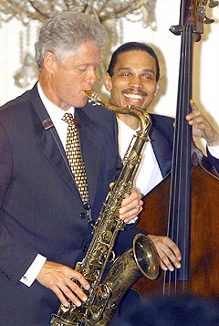 Bill Clinton har tidligere vist at han kan spille saksofon. Nå gir han ut sine musikalske favoritter på plate. Foto: Paul J. Richards, EPA Photo / Scanpix.