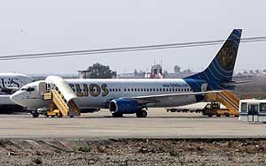 Verken besetning eller passasjerer ville gå om bord på Helios-flyet som skulle til Sofia i dag. Foto: Reuters/Scanpix