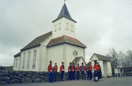 "Det Iddske Compagni" deltar sammen med flere ti-talls soldater i Idd og Enningdalen Historielags årlige sensommerstevne, der "Slaget ved Prestebakke" utkjempes ved den vakre kirken. Foto: Warberg "Det Iddske Compagni" deltar sammen med flere ti-talls soldater i Idd og Enningdalen Historielags årlige sensommerstevne, der "Slaget ved Prestebakke" utkjempes ved den vakre kirken. Foto: Warberg