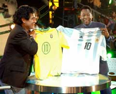Maradona og Pele byttet landslagstrøyer under programmet. (Foto: AP/Scanpix) Maradona og Pele byttet landslagstrøyer under programmet. (Foto: AP/Scanpix)
