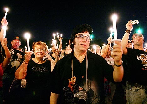 Mange mennesker reiser til Memphis for å markere Elvis dødsdag hvert år. Her fra et opptog ved årets arrangement. Foto: Carlo Allegri, AFP Photo / Scanpix.